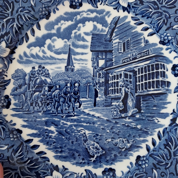 Royal Tudor Ware Coaching Taverns 8" plates - Picture 3 of 5